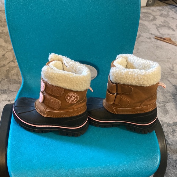 Joe Fresh thinsulate water resistant tan and black boots - Picture 2 of 6